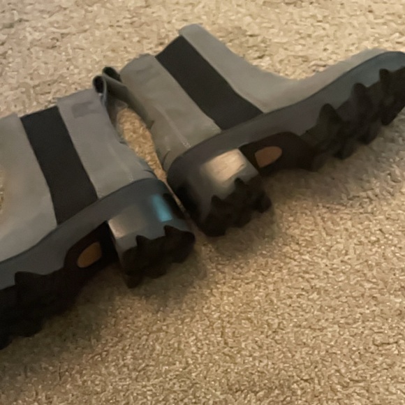 SOREL Gray Suede Chelsea Ankle Boots with Black Elastic. Size 5.5 - Picture 7 of 8